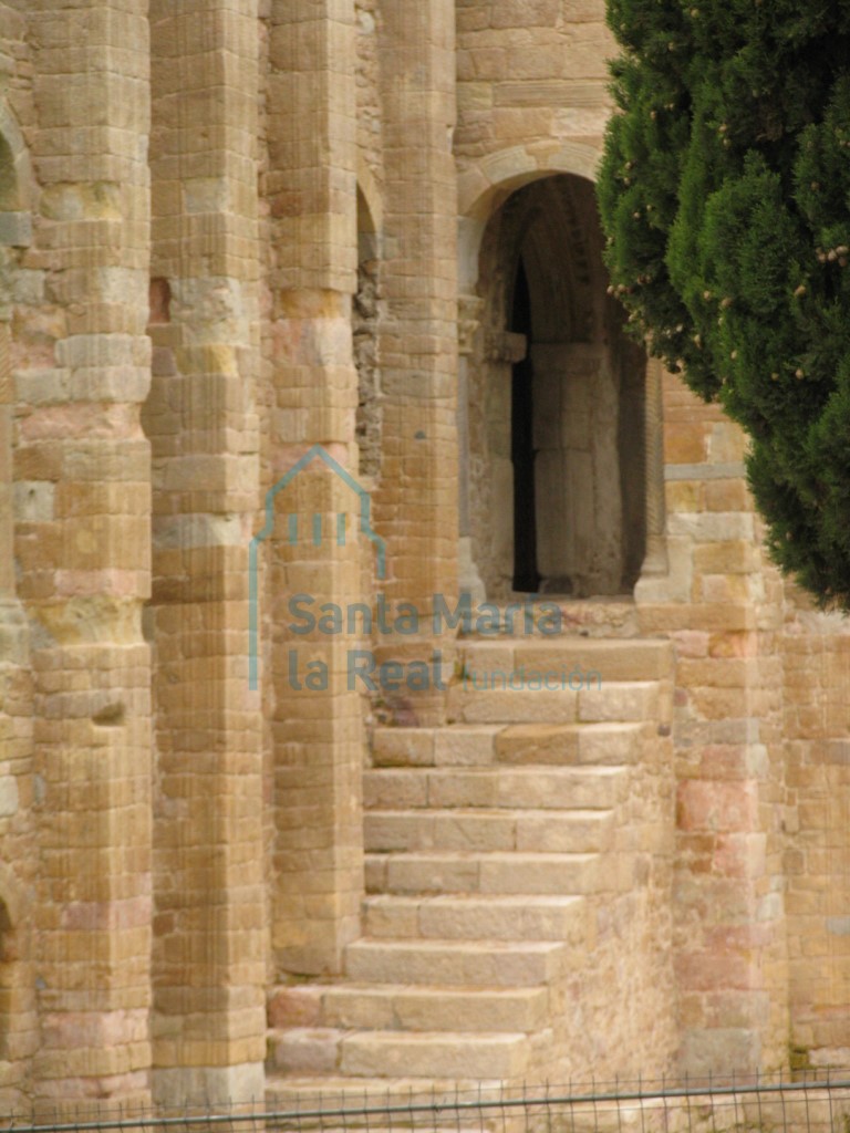 Escalera del lado izquierdo de la entrada a la portada norte