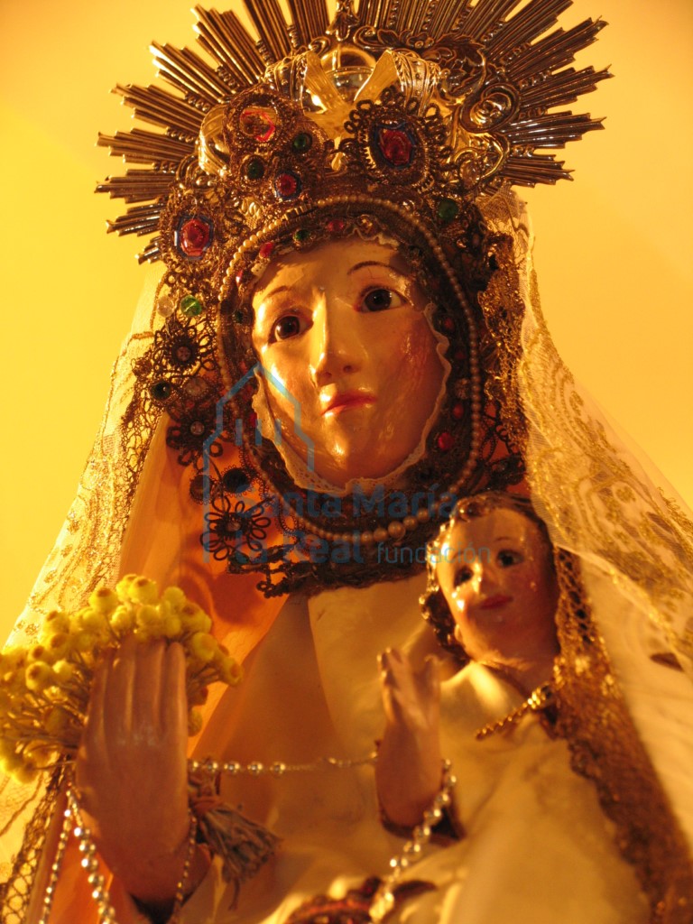 Detalle de una talla de virgen románica Detalle de una talla de virgen románica