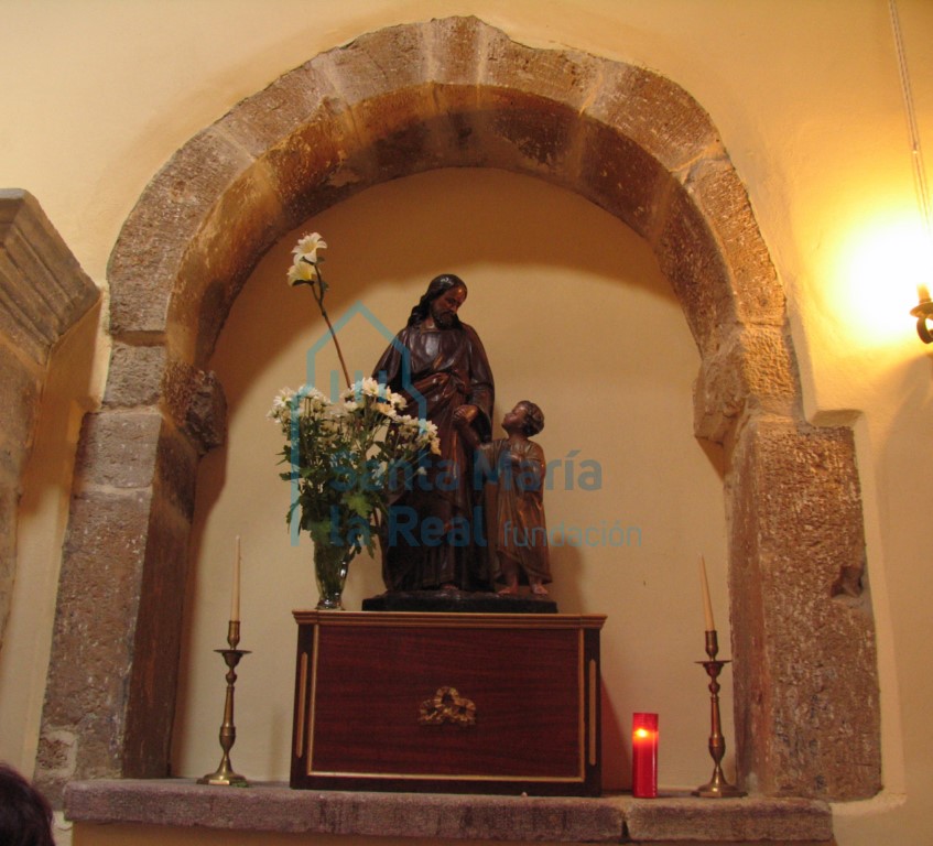 Hornacina del lado derecho de la iglesia. Resguarda la talla de San José con el Niño
