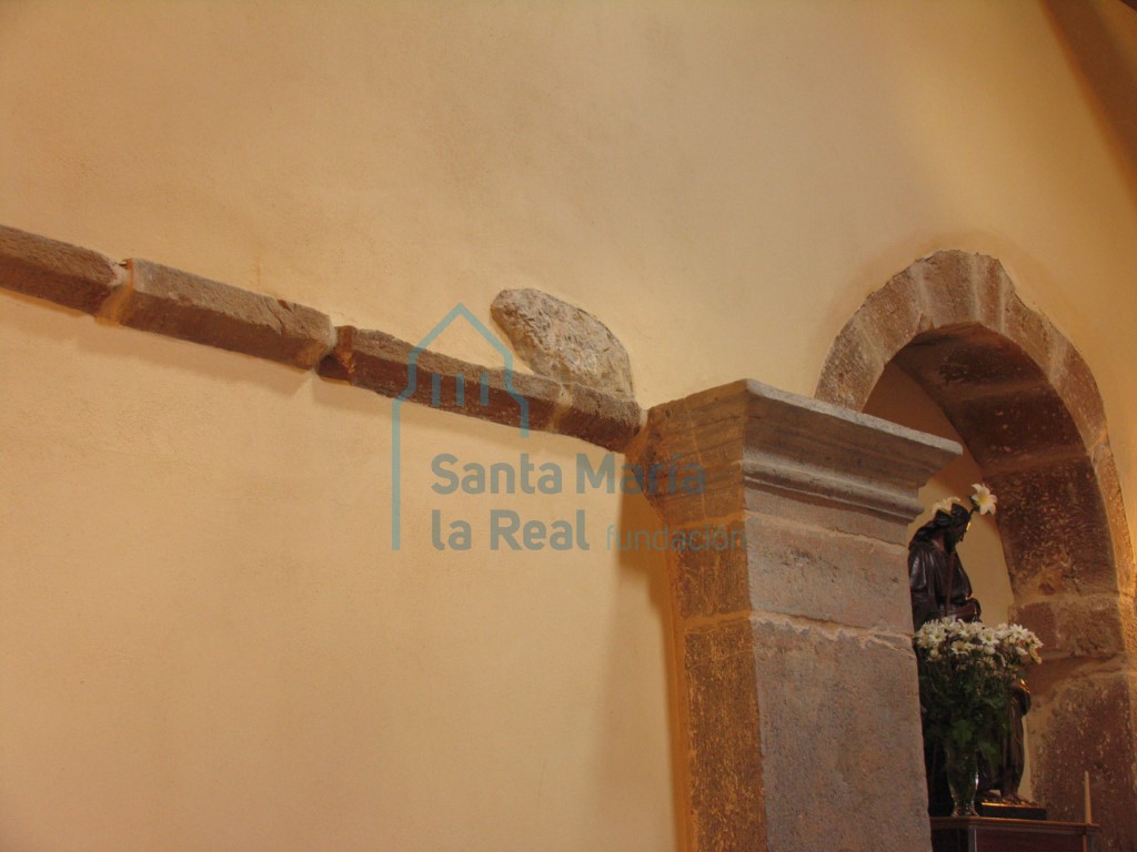 Línea de imposta. Restos de la antigua construcción