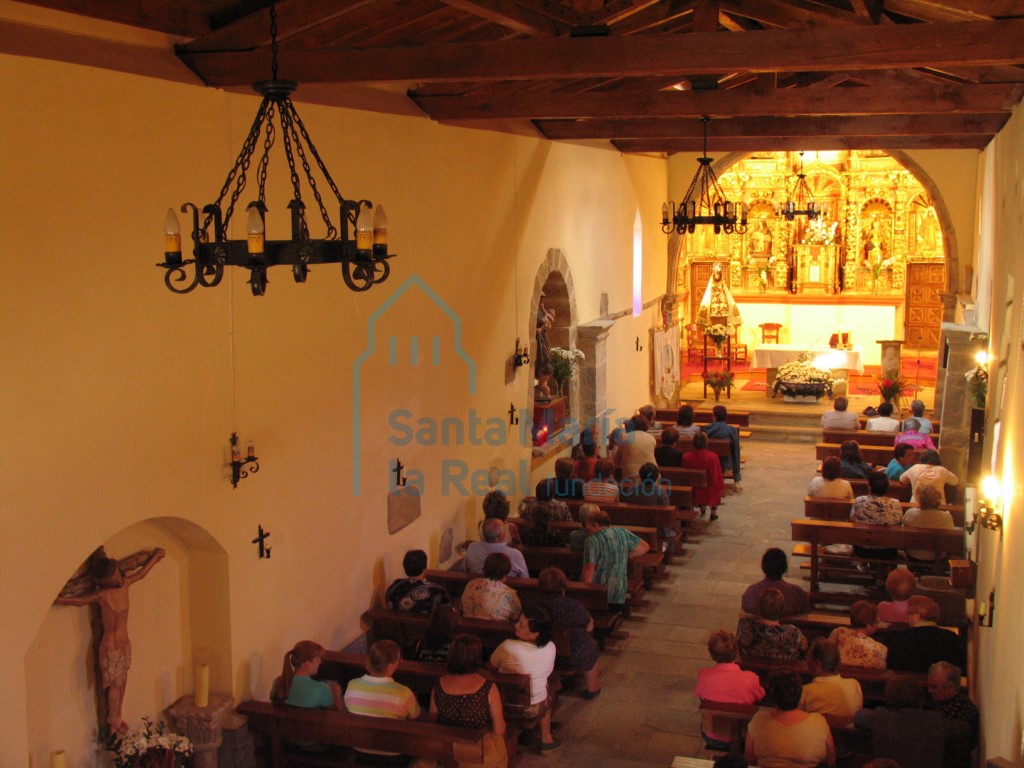Vista del interior de la iglesia desde los pies