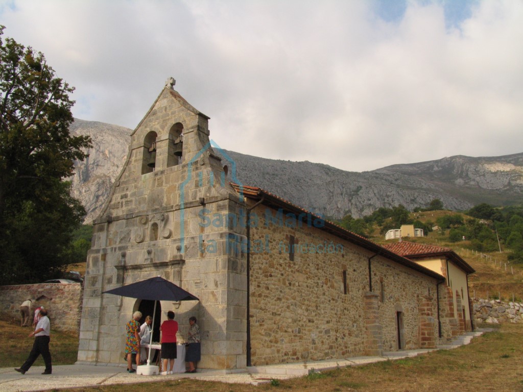 Vista del exterior de la iglesia desde el suroeste