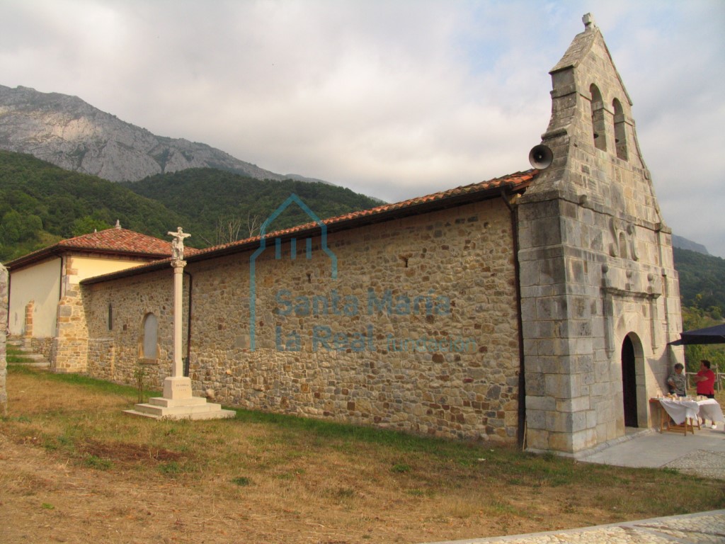 Vista del exterior de la iglesia desde el noroeste