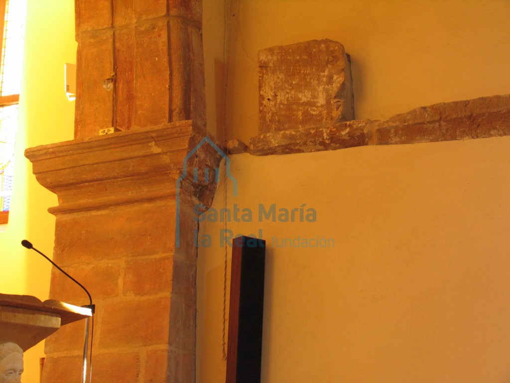 Jamba derecha del arco del triunfo y línea de imposta con restos de la antigua construcción