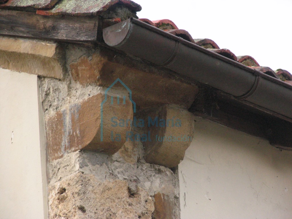 Canecillos del alero de la nave norte