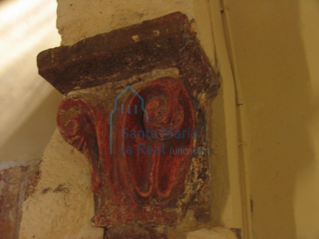 Capitel izquierdo del arco triunfal