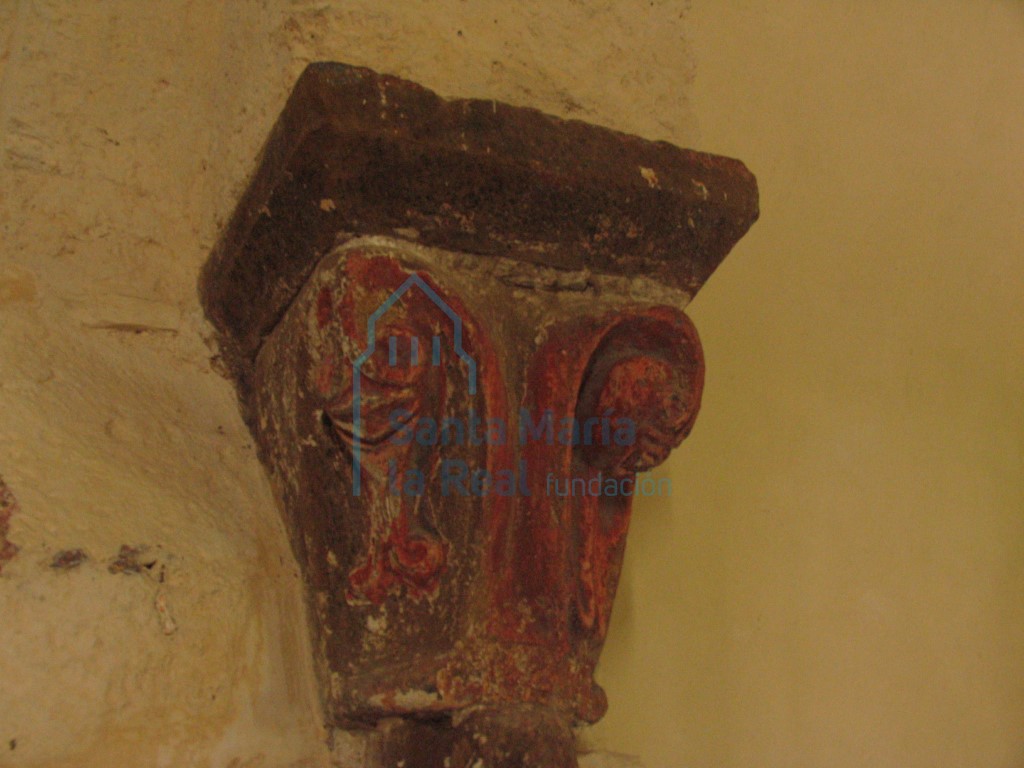 Capitel izquierdo del arco triunfal