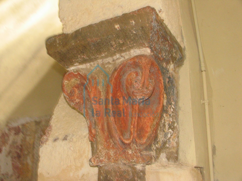 Capitel izquierdo del arco triunfal