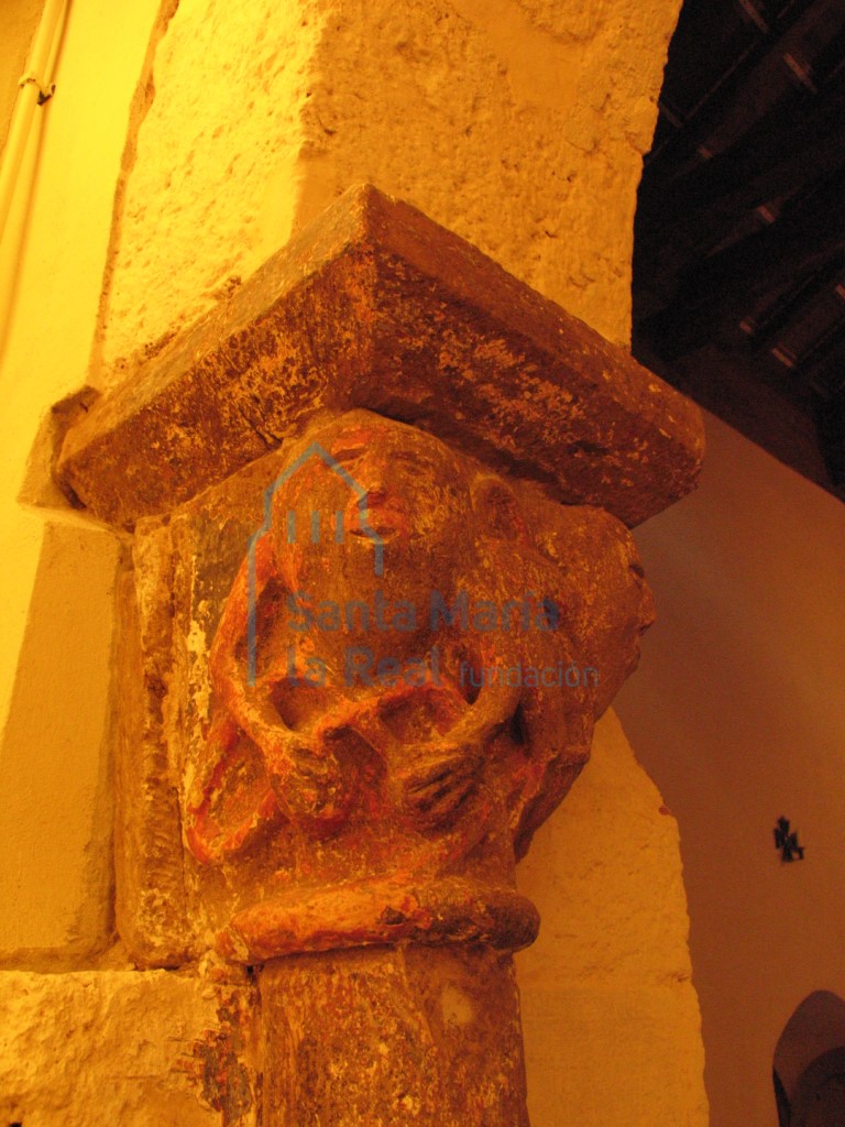 Capitel izquierdo del arco triunfal