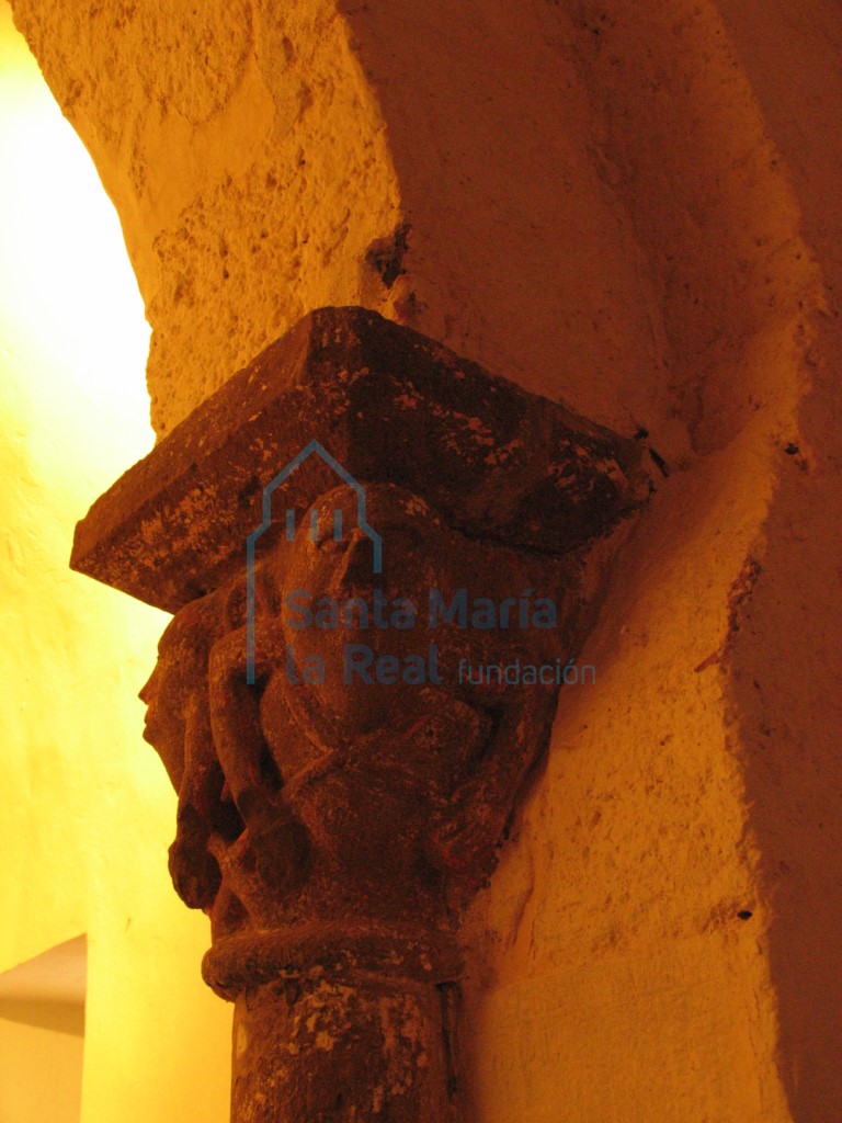 Capitel izquierdo del arco triunfal