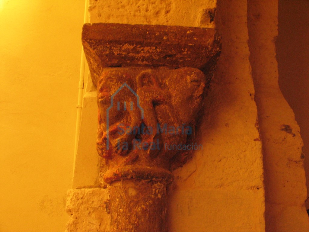 Capitel derecho del arco triunfal