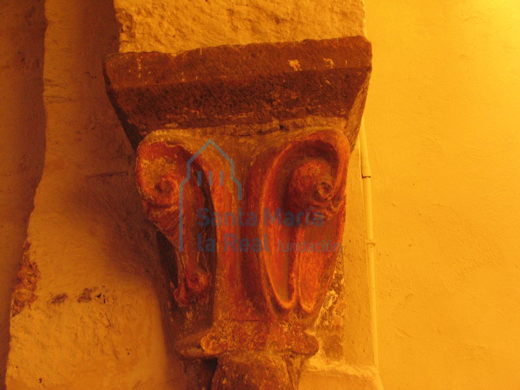 Capitel izquierdo del arco triunfal