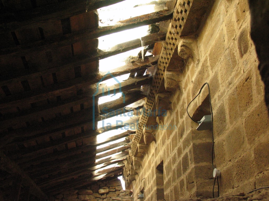 Canecillos del alero septentrional