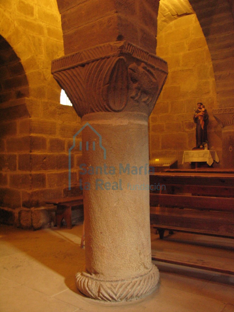 Pórtico. Columna central de la arquería sur