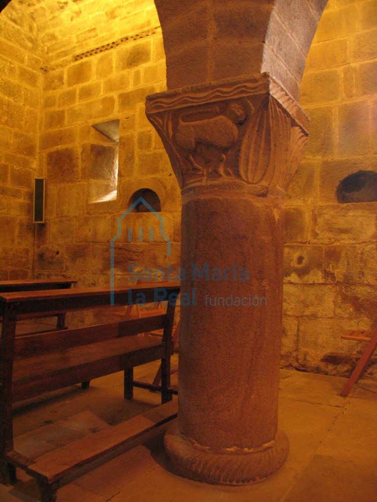 Pórtico: columna central de la arquería sur