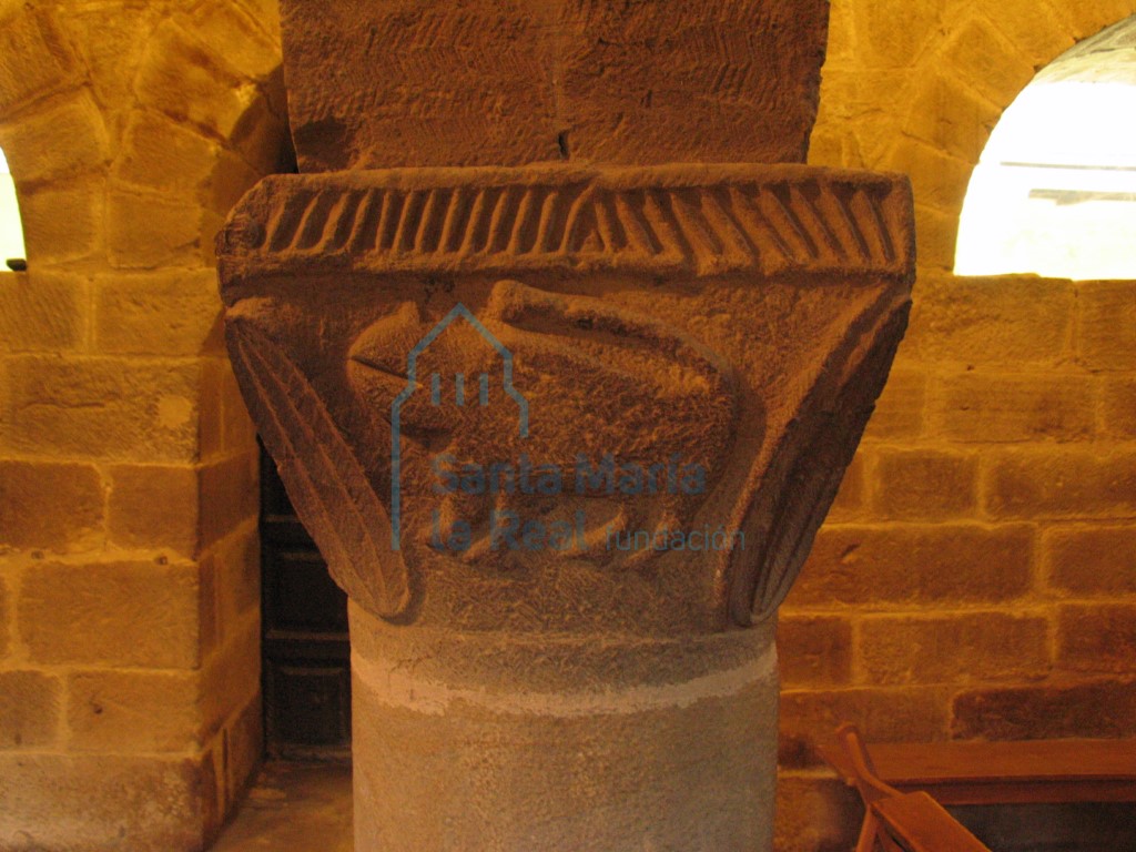 Pórtico. Capitel de la columna central de la arquería sur