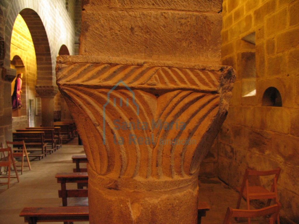 Pórtico. Capitel de la columna central de la arquería norte