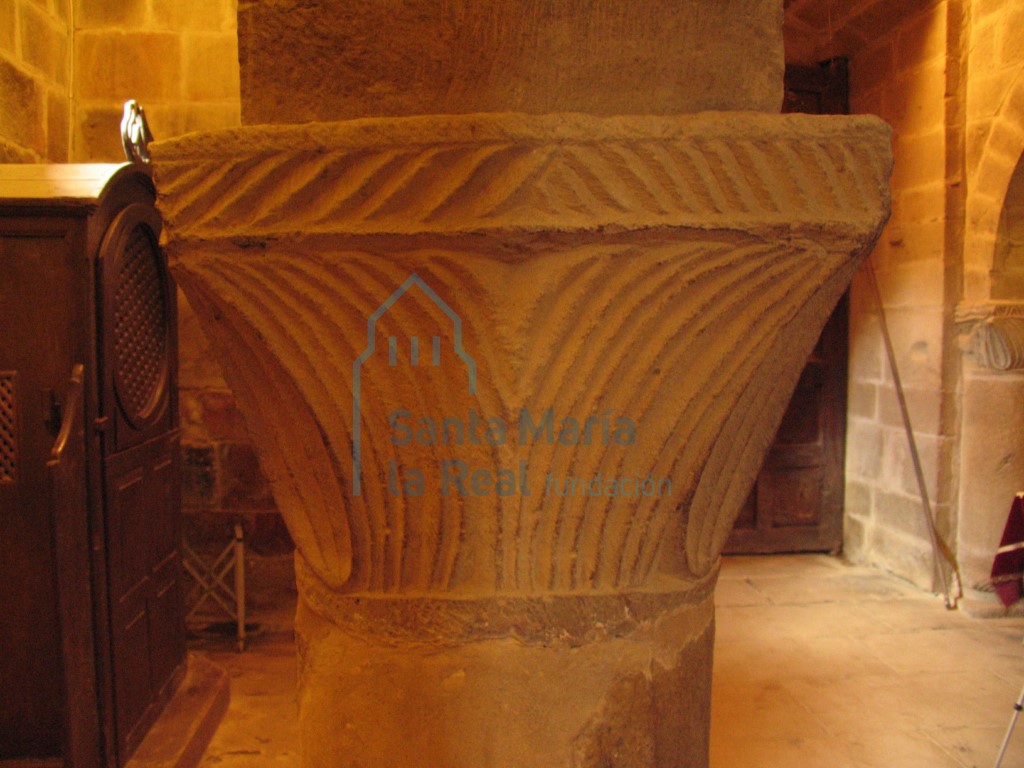 Pórtico. Capitel de la columna central de la arquería norte
