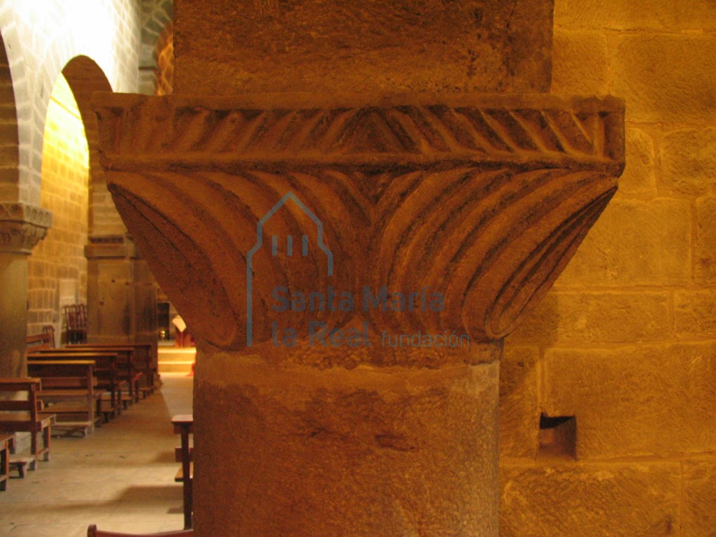 Pórtico. Capitel de la columna este de la arquería norte