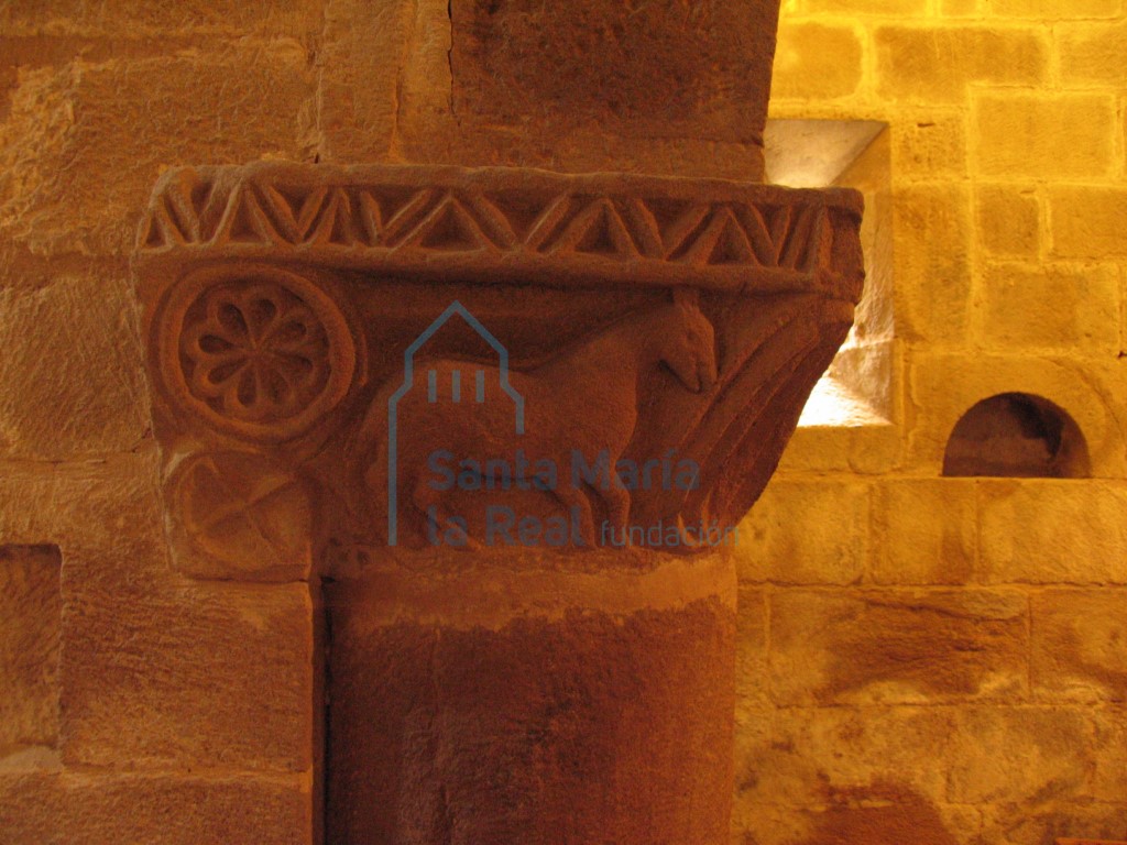 Pórtico. Capitel de la columna este de la arquería norte