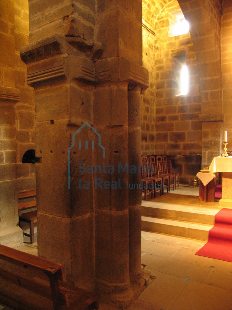 Detalle de los pilares cruciformes con columnas adosadas (oeste de la arquería)