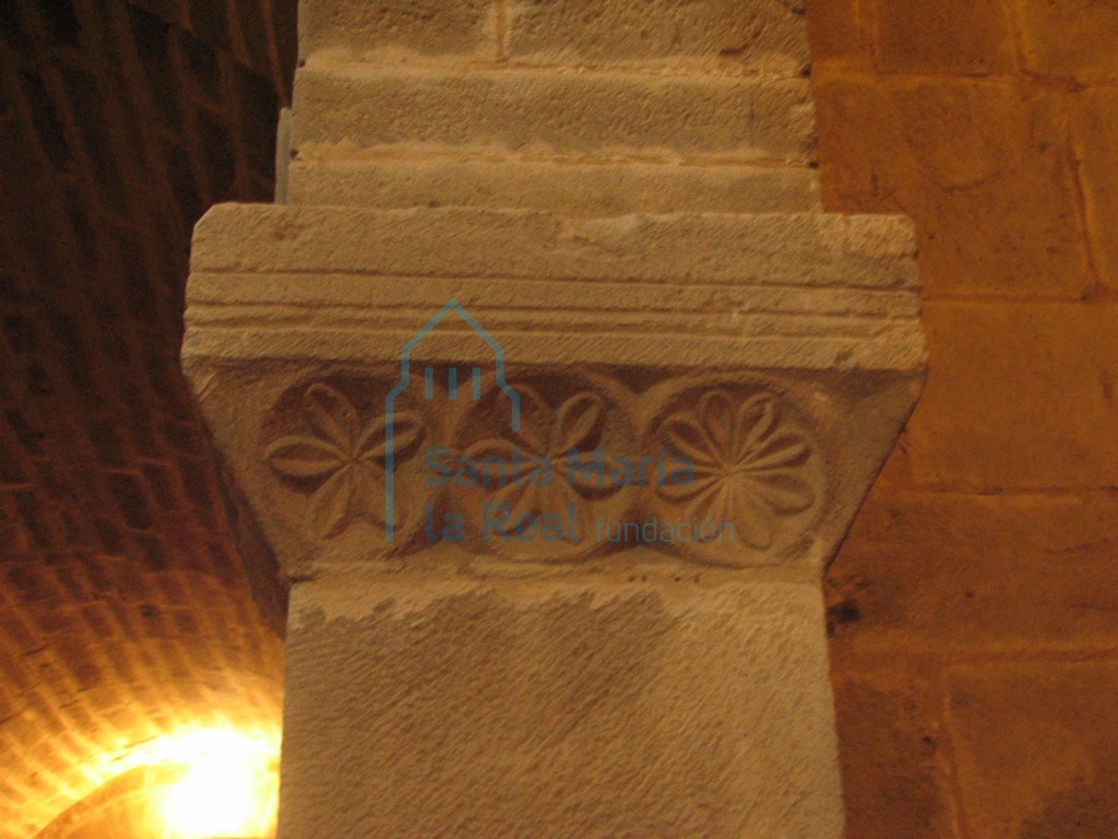 Capitel imposta del pilar occidental de la arquería norte