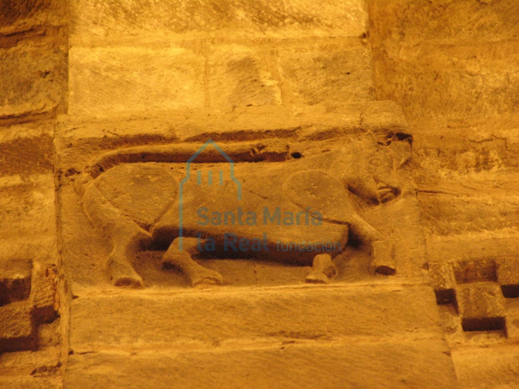 Impostas sobre las que apoyan los arcos fajones de las naves laterales Impostas sobre las que apoyan los arcos fajones de las naves laterales