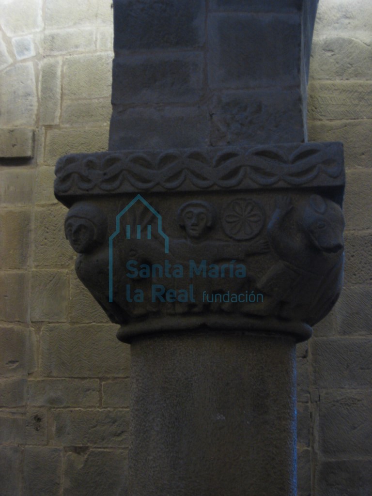 Capitel de la columna central de la arquería sur