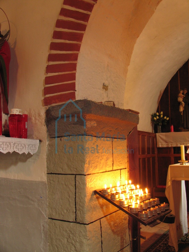 Detalle de la jamba izquierda del arco triunfal