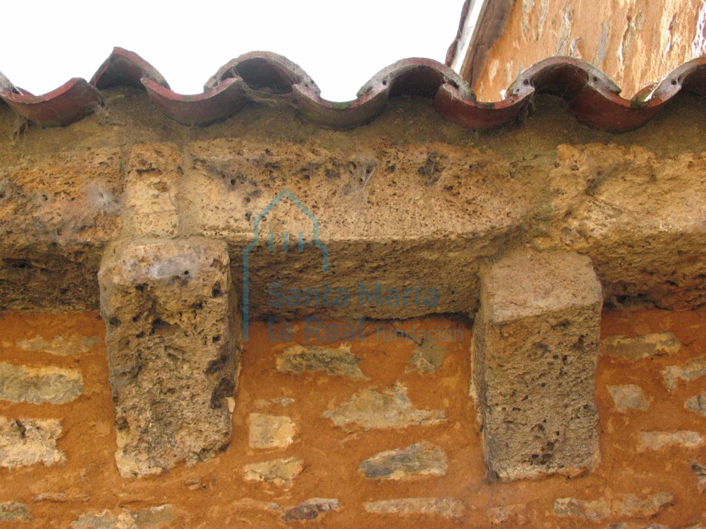 Detalle de los canecillos del ábside