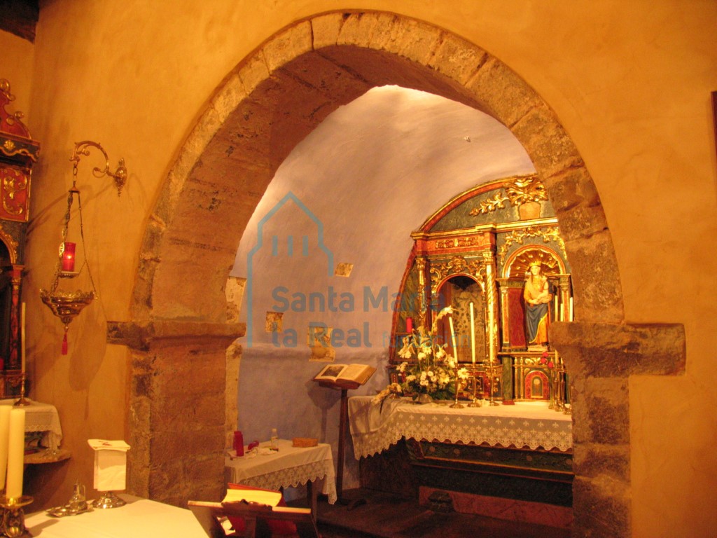 Interior con vistas del ábside y el arco triunfal