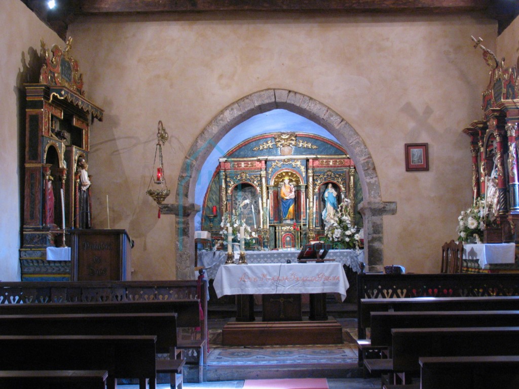 Interior con vistas del ábside y el arco triunfal