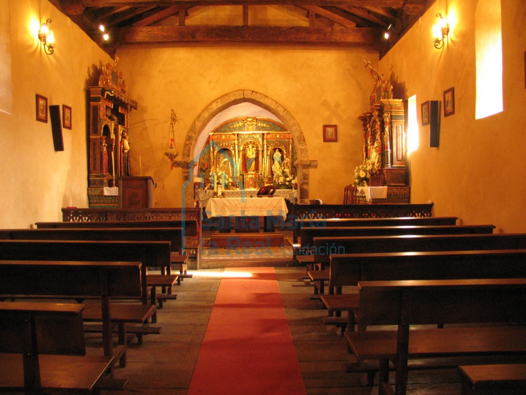 Interior con vistas del ábside y el arco triunfal