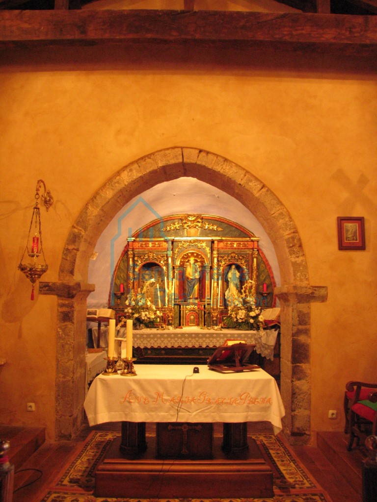 Interior con vistas del ábside y el arco triunfal