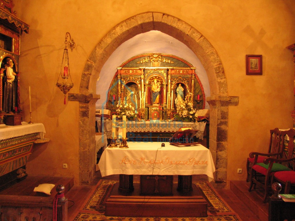Interior con vistas del ábside y el arco triunfal