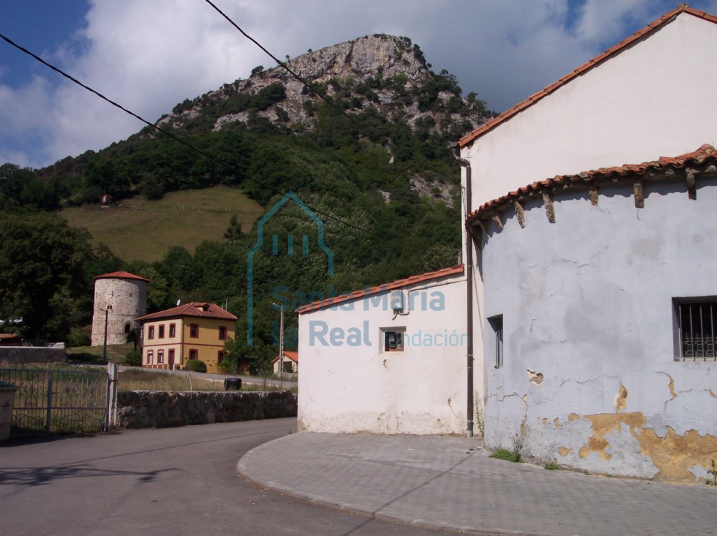 Ábside y al fondo torre medieval