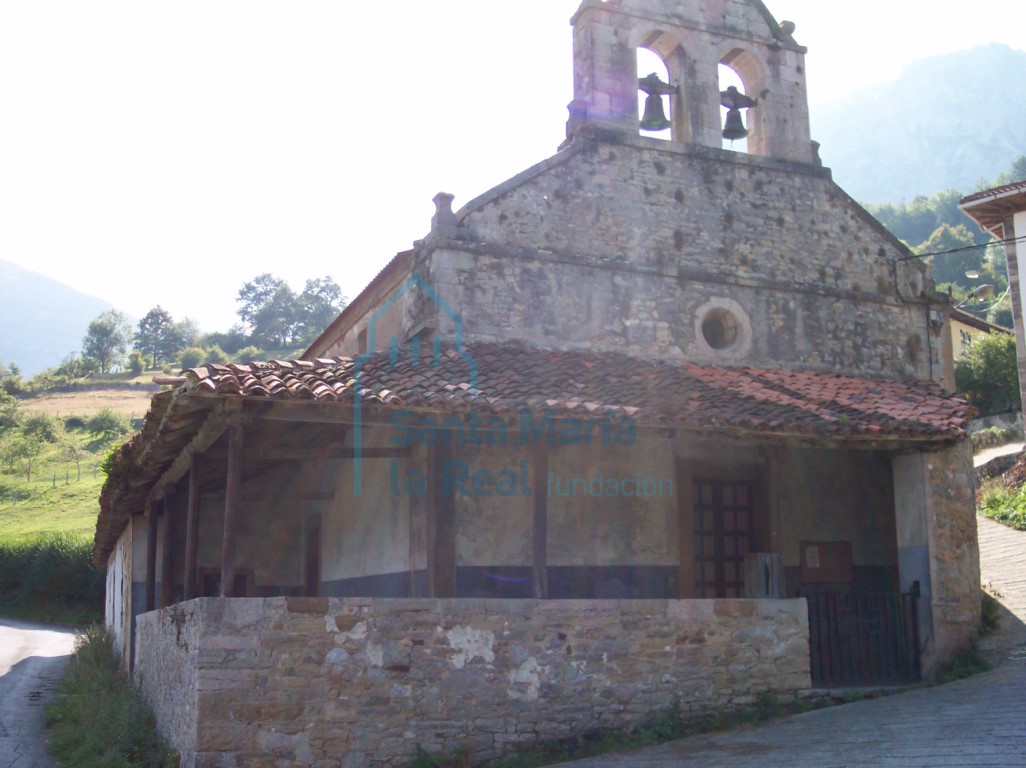 Exterior de la iglesia desde el oeste