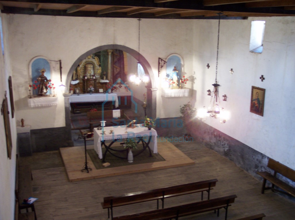 Vista del interior hacia la cabecera