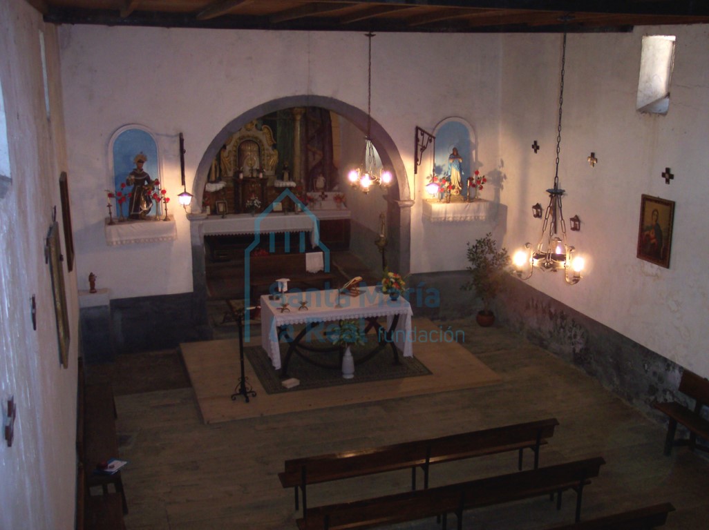 Vista del interior hacia la cabecera