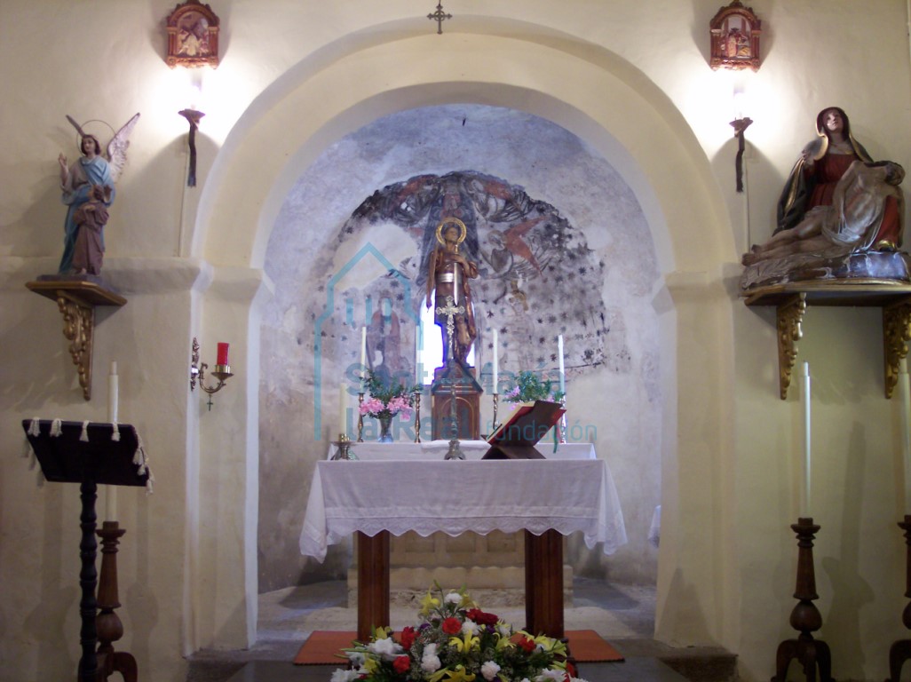 Arco triunfal e interior del ábside