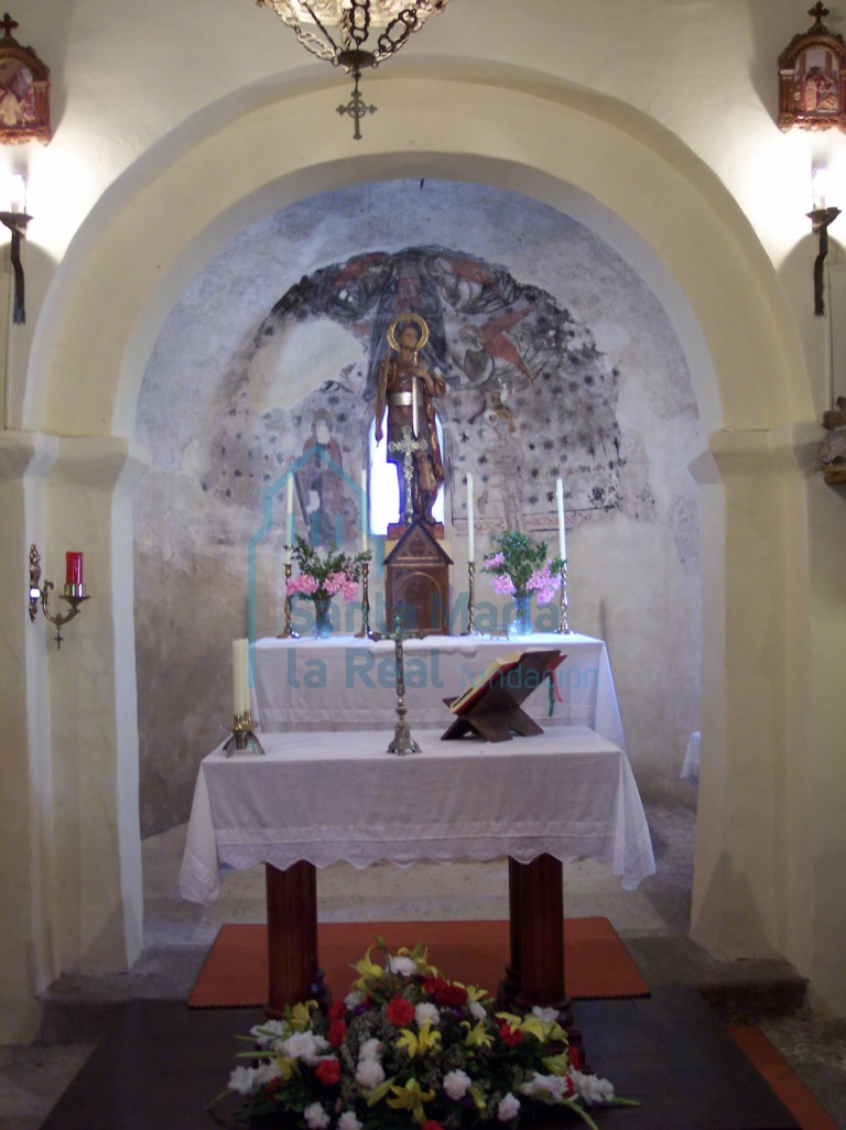 Arco triunfal e interior del ábside