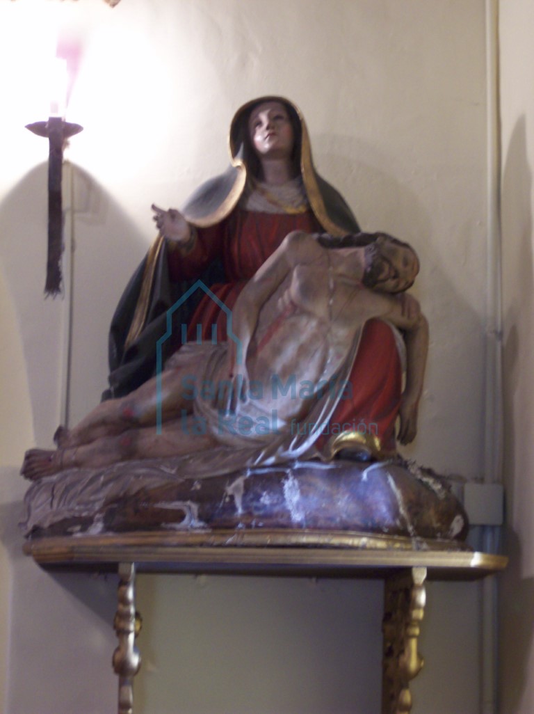 Piedad junto a la jamba derecha del arco triunfal