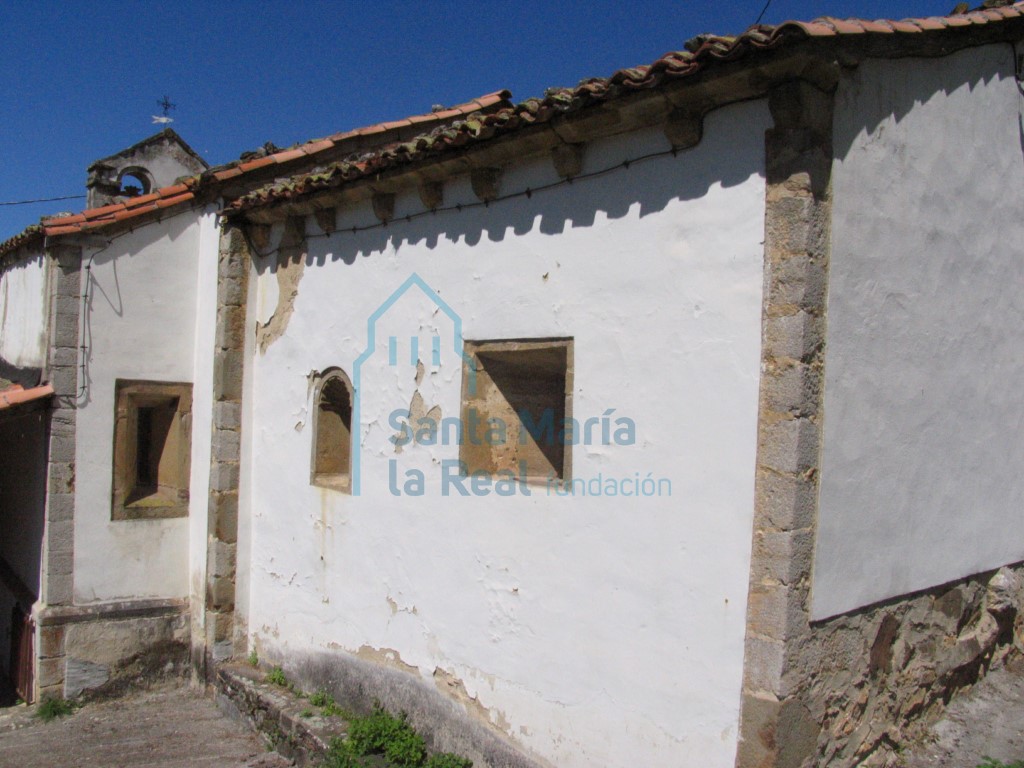 Detalle del alero de la cabecera con canecillos lisos