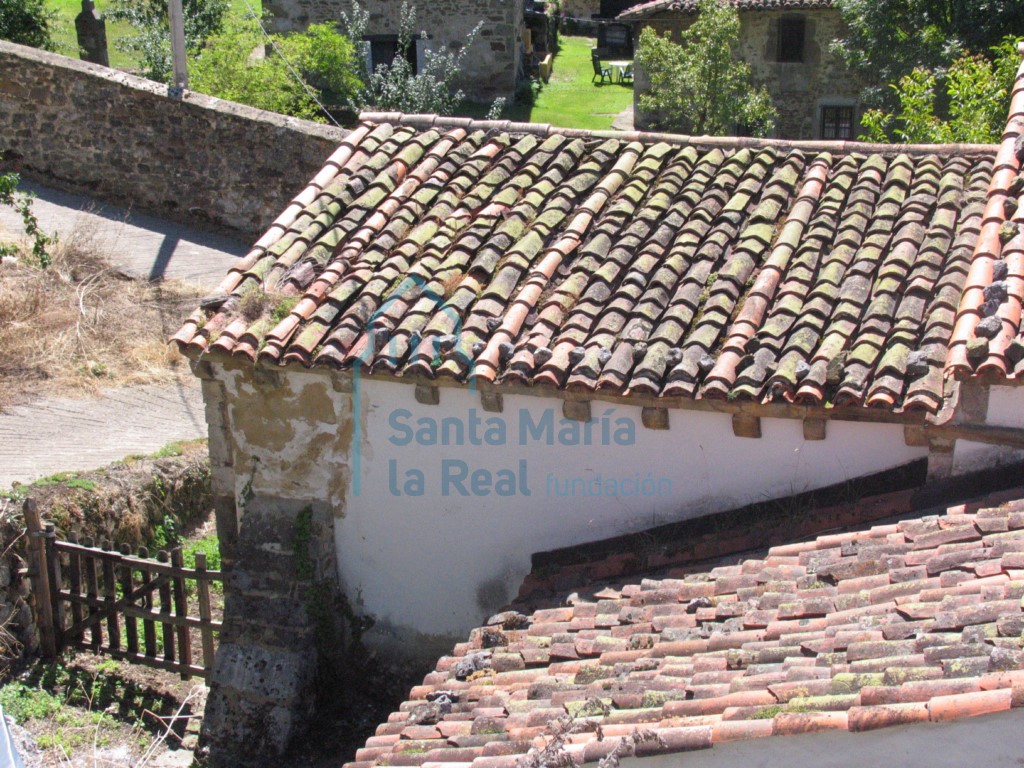 Detalle del alero de la cabecera con canecillos lisos