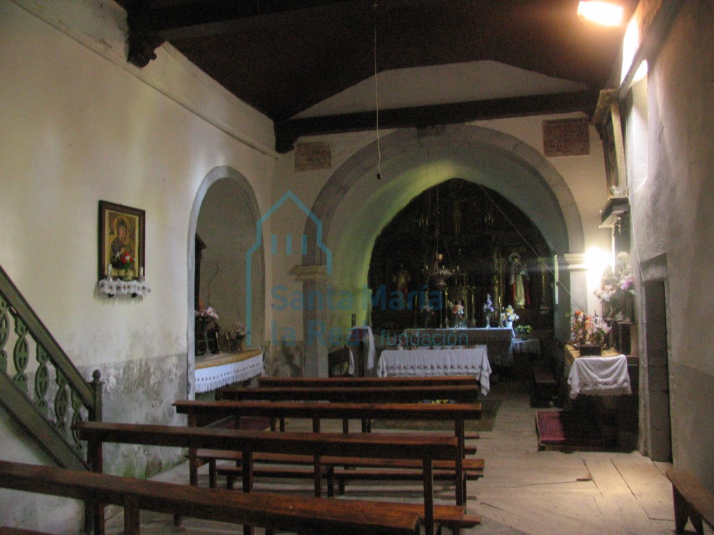 Vista del interior hacia la cabecera