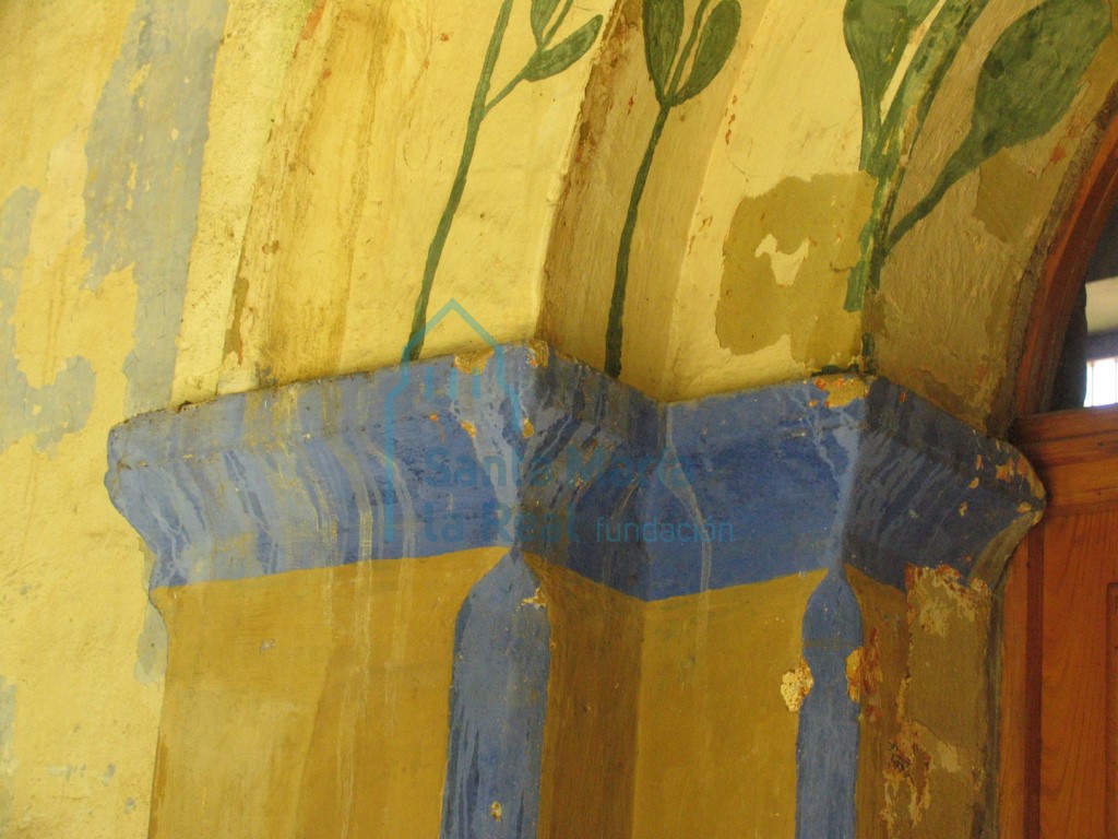 Detalle de las impostas del lado izquierdo de la portada meridional