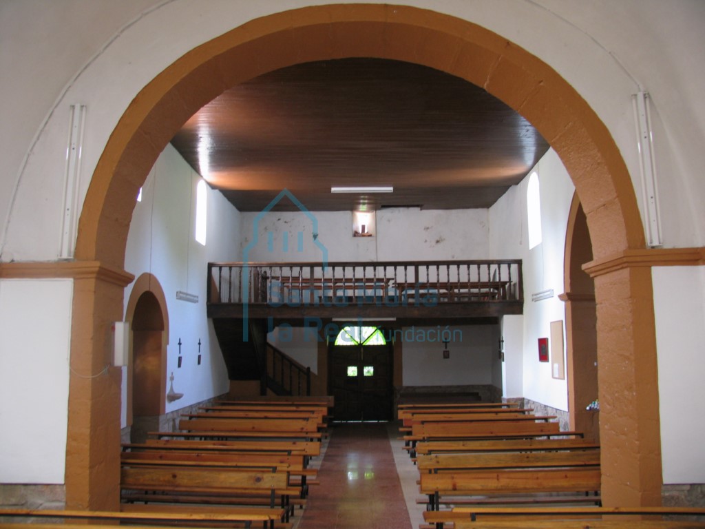 Interior hacia los pies desde el interior del ábside