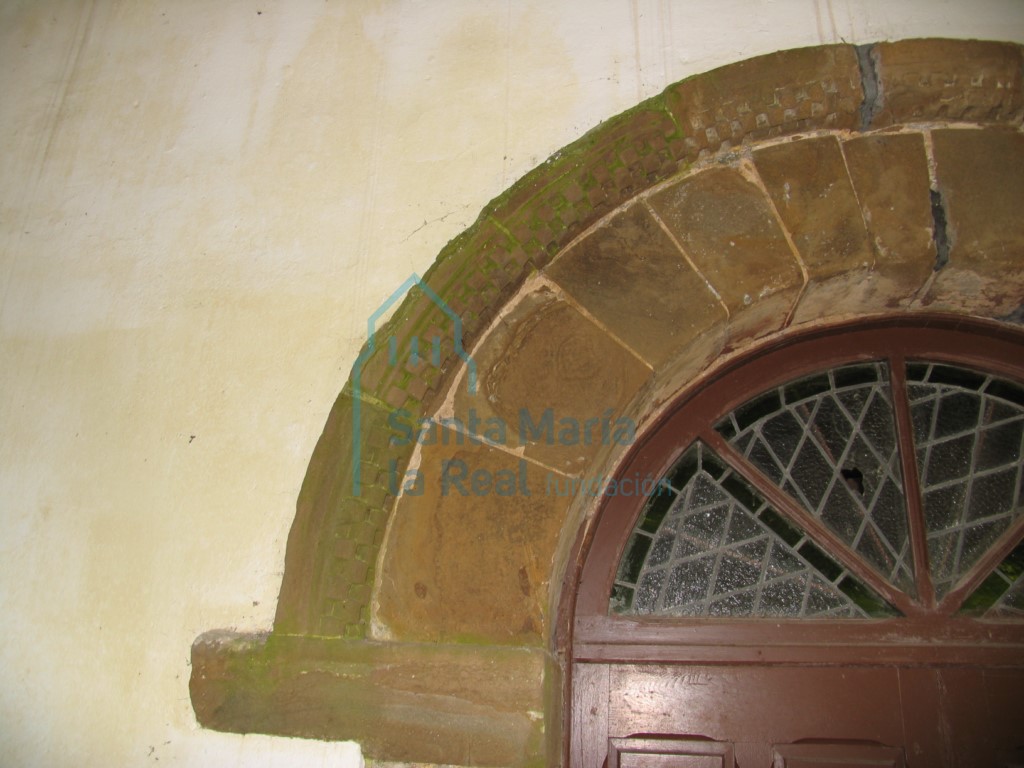 Detalle del guardapolvo de la portada occidental