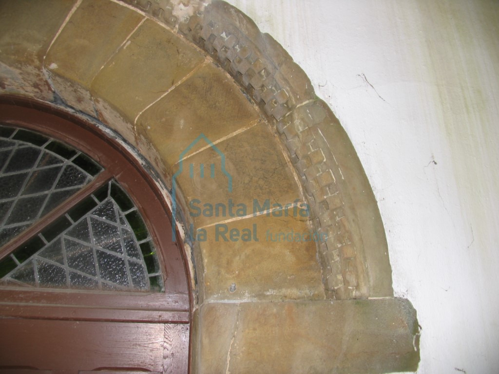 Detalle del guardapolvo de la portada occidental