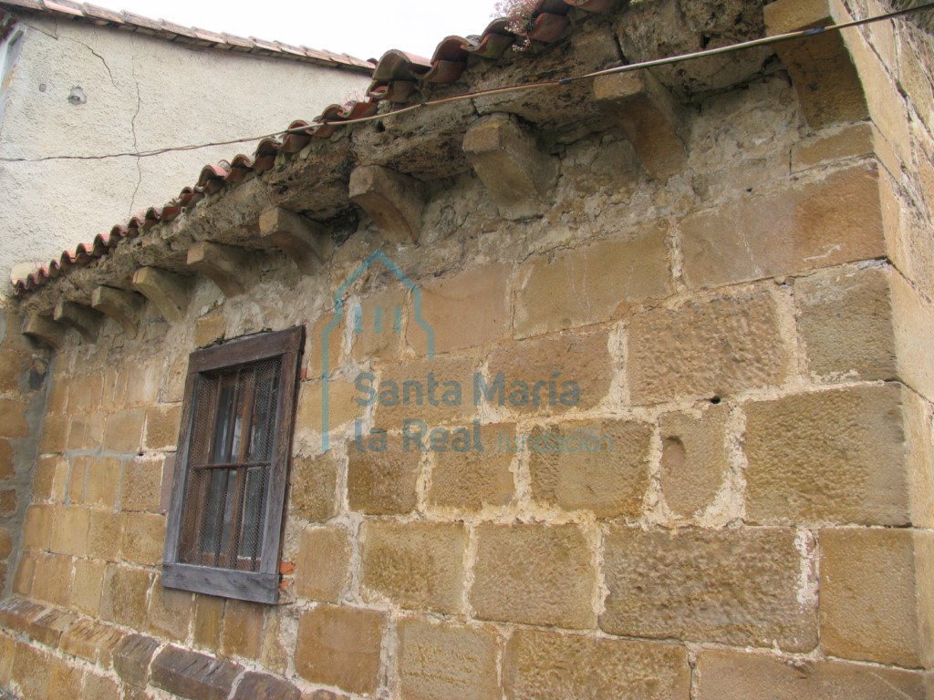 Canecillos del muro sur de la cabecera